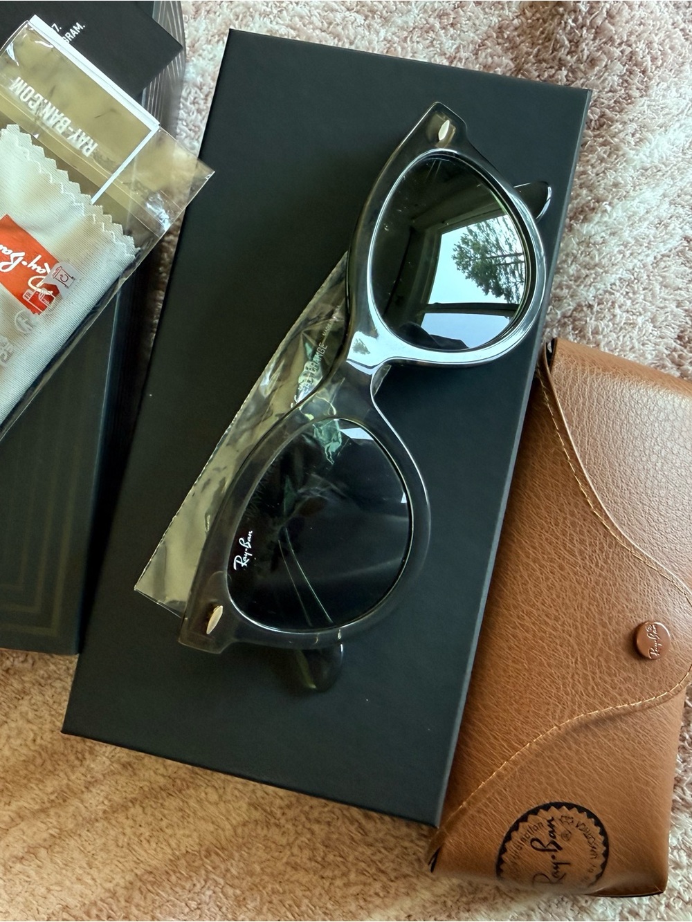 Ray-Ban Women's Wayfarer way Sunglasses with Green Lenses Grey striped frame.
